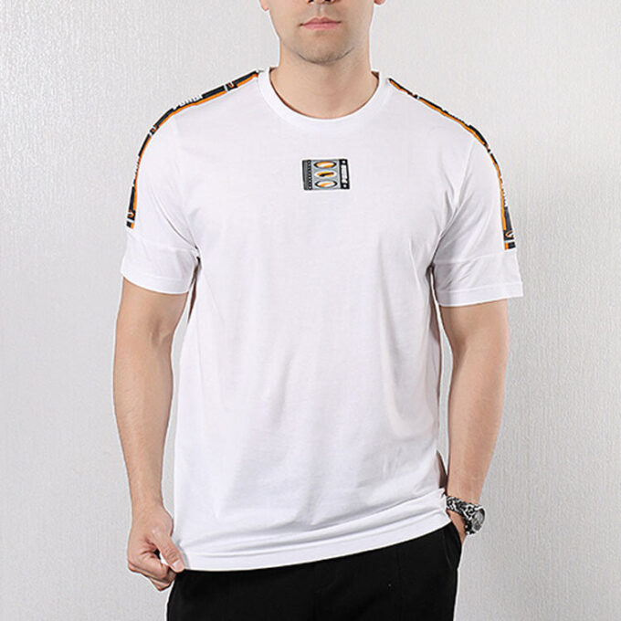 Camiseta retro de los 90 con cinta “blanca”