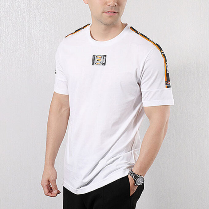 Camiseta retro de los 90 con cinta “blanca”
