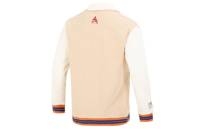Chaqueta con cuello en V y escudo del equipo en beige
