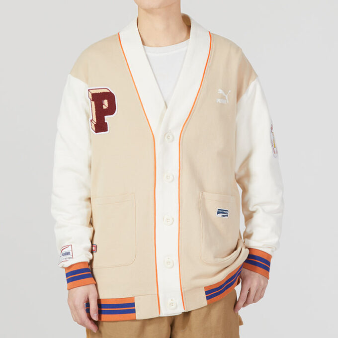 Chaqueta con cuello en V y escudo del equipo en beige