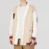 Chaqueta con cuello en V y escudo del equipo en beige