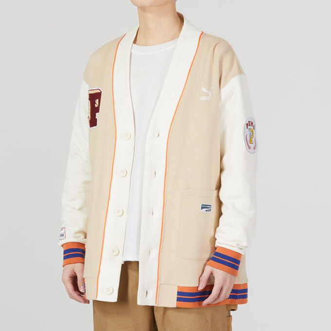Chaqueta con cuello en V y escudo del equipo en beige