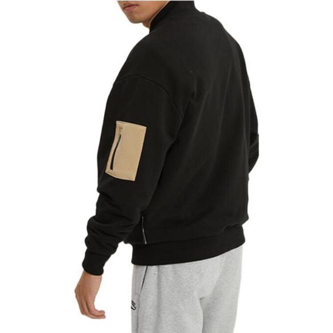 Chaqueta de béisbol negra con logo