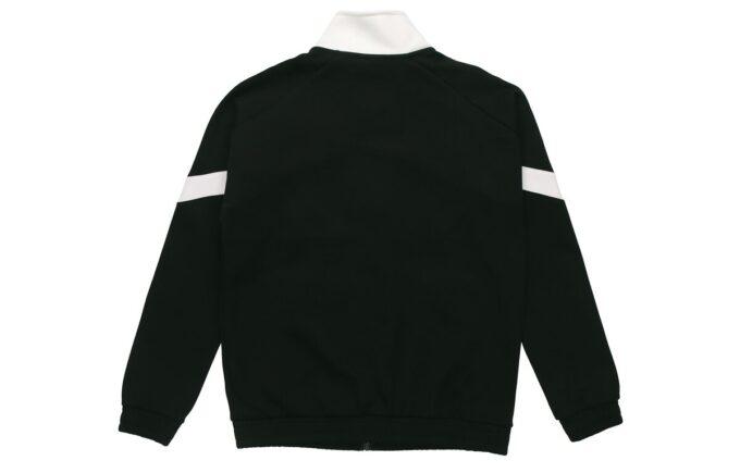 Chaqueta deportiva negra con cuello alto y logotipo
