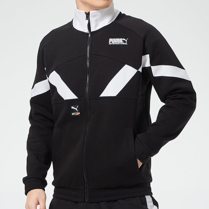 Chaqueta deportiva negra con cuello alto y logotipo
