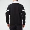 Chaqueta deportiva negra con cuello alto y logotipo