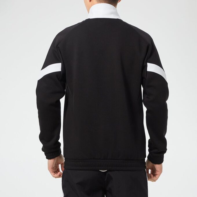 Chaqueta deportiva negra con cuello alto y logotipo