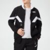 Chaqueta deportiva negra con cuello alto y logotipo