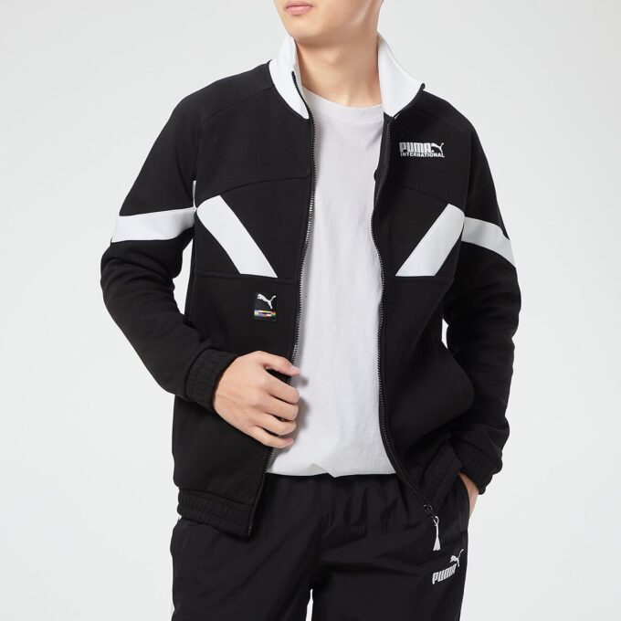 Chaqueta deportiva negra con cuello alto y logotipo