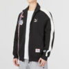 Chaqueta negra con cremallera y escudo del equipo