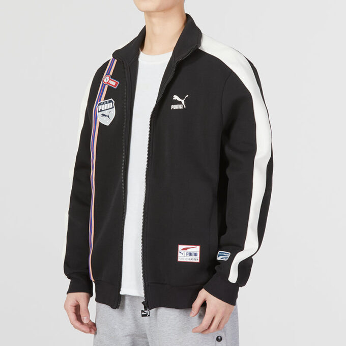 Chaqueta negra con cremallera y escudo del equipo