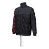 Chaqueta negra con cuello alto, cremallera y mangas largas con logotipo