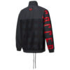 Chaqueta negra con cuello alto, cremallera y mangas largas con logotipo
