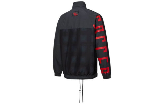 Chaqueta negra con cuello alto, cremallera y mangas largas con logotipo