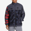 Chaqueta negra con cuello alto, cremallera y mangas largas con logotipo