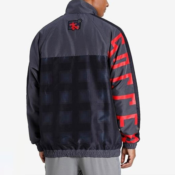 Chaqueta negra con cuello alto, cremallera y mangas largas con logotipo