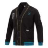 Chaqueta negra con cuello en V y escudo del equipo