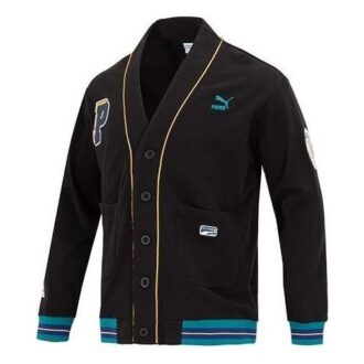 Chaqueta negra con cuello en V y escudo del equipo