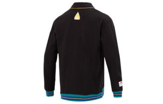 Chaqueta negra con cuello en V y escudo del equipo