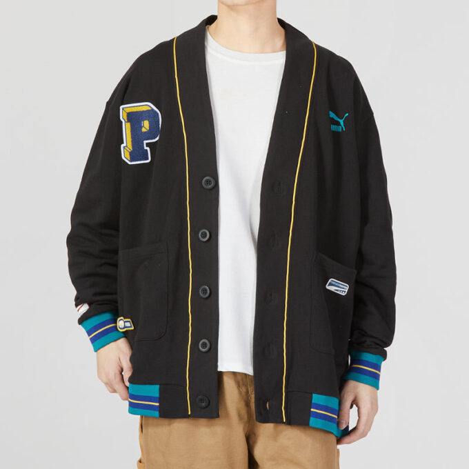 Chaqueta negra con cuello en V y escudo del equipo