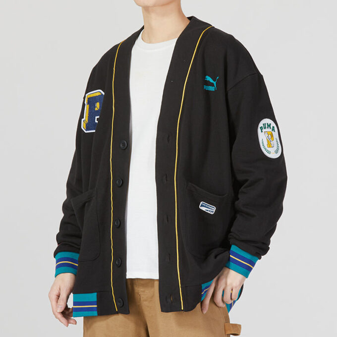 Chaqueta negra con cuello en V y escudo del equipo