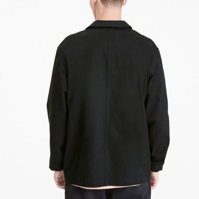 Chaqueta negra con el logotipo de Nu-tility
