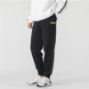 Pantalón deportivo de punto con estampado de cinta metálica Nights para hombre, color negro