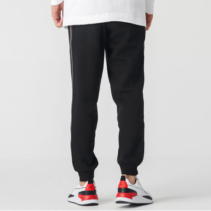 Pantalón deportivo de punto con estampado de cinta metálica Nights para hombre, color negro