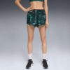 Pantalones cortos de entrenamiento tejidos Green Terrains para mujer Pantalones cortos de entrenamiento tejidos Green Terrains para mujer