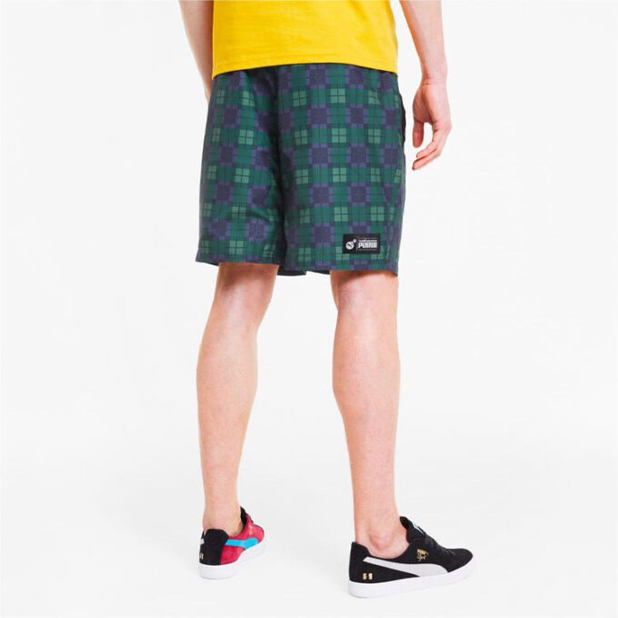 Pantalones cortos deportivos casuales PUMA x The Hundreds con estampado cruzado, color verde