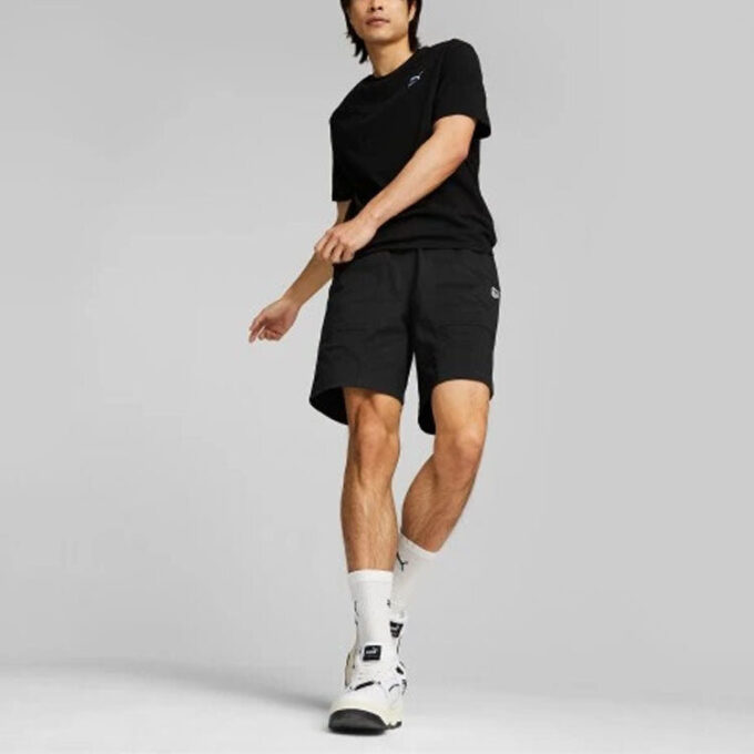 Pantalones cortos negros con el logotipo del centro