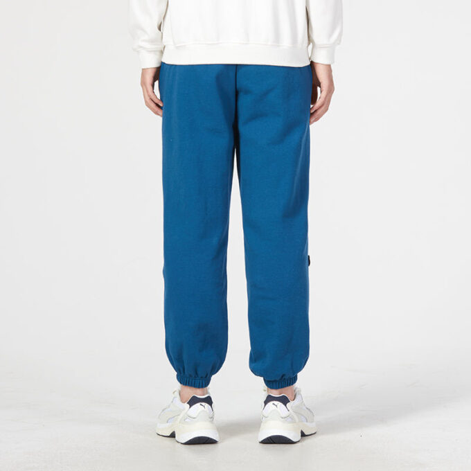 Pantalones deportivos con el logo del equipo en azul