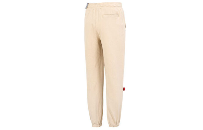 Pantalones deportivos con insignia del equipo en color beige