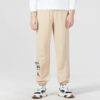 Pantalones deportivos con insignia del equipo en color beige