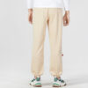 Pantalones deportivos con insignia del equipo en color beige