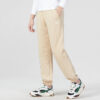 Pantalones deportivos con insignia del equipo en color beige