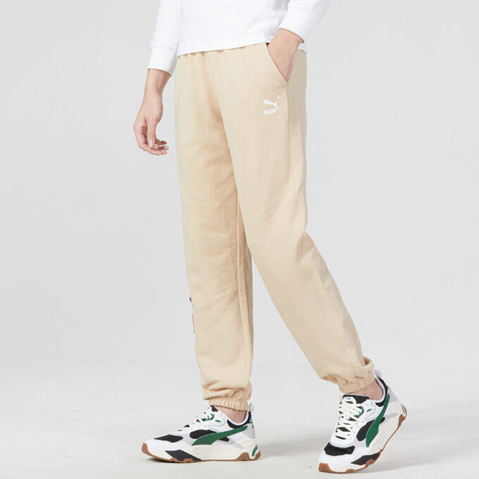 Pantalones deportivos con insignia del equipo en color beige