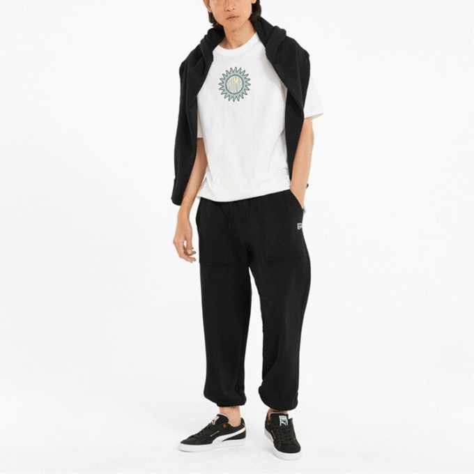 Pantalones deportivos negros con el logotipo del centro