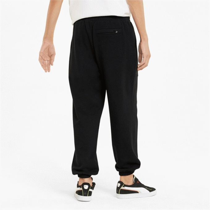 Pantalones deportivos negros con el logotipo del centro