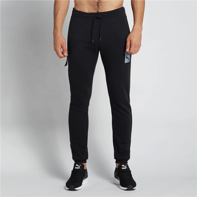 Pantalones deportivos negros con logotipo gráfico de archivo