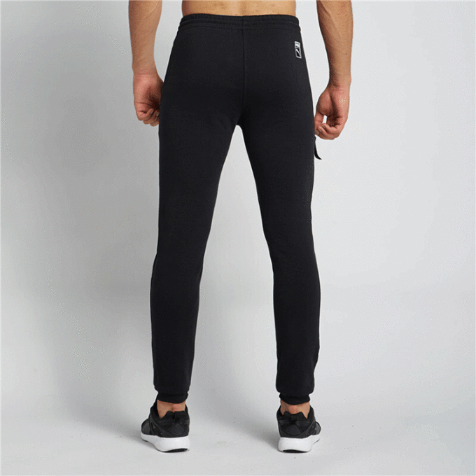 Pantalones deportivos negros con logotipo gráfico de archivo