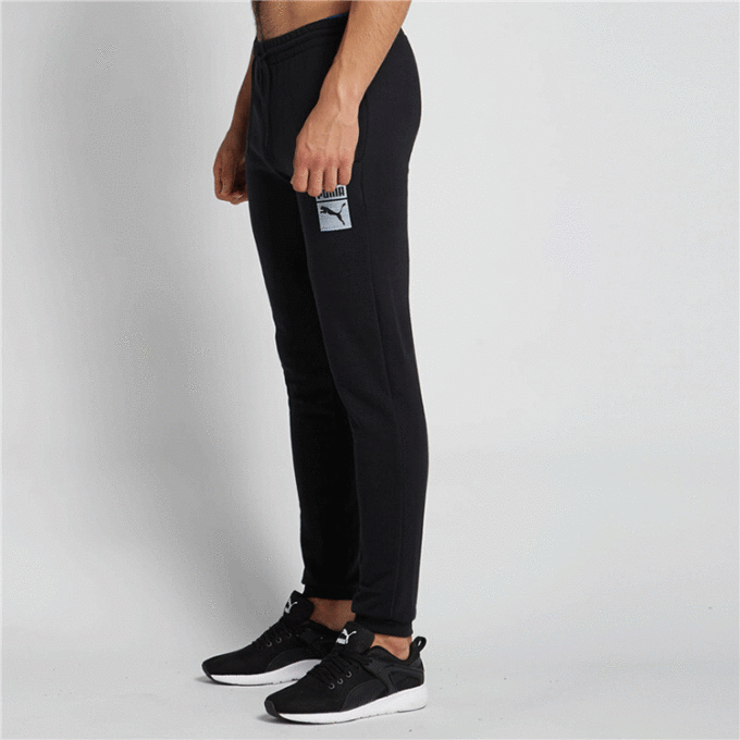 Pantalones deportivos negros con logotipo gráfico de archivo