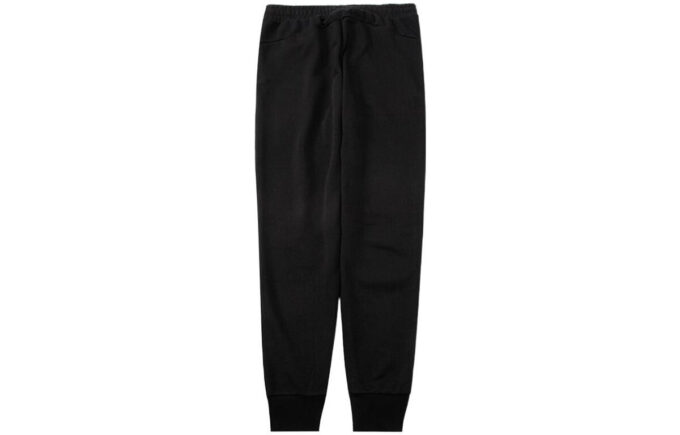 Pantalones negros con el logotipo de ESS