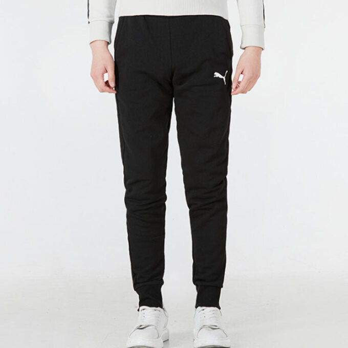 Pantalones negros con el logotipo de ESS