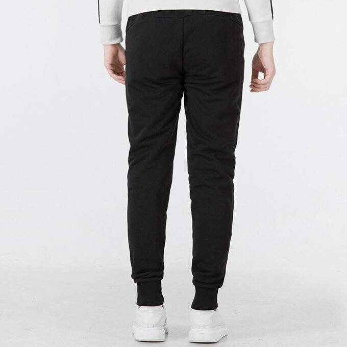 Pantalones negros con el logotipo de ESS