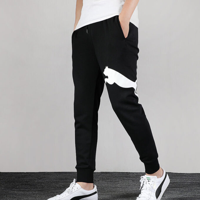 Pantalones negros con logo grande