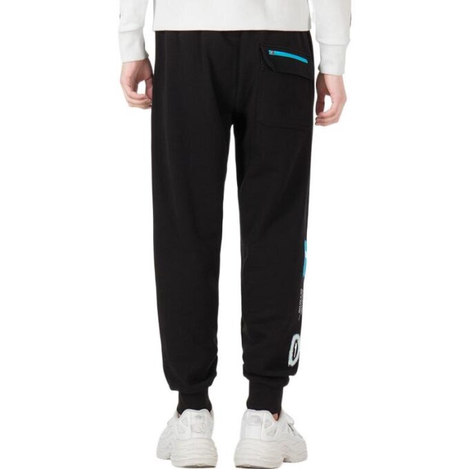 Pantalones negros con logo gráfico de tendencia