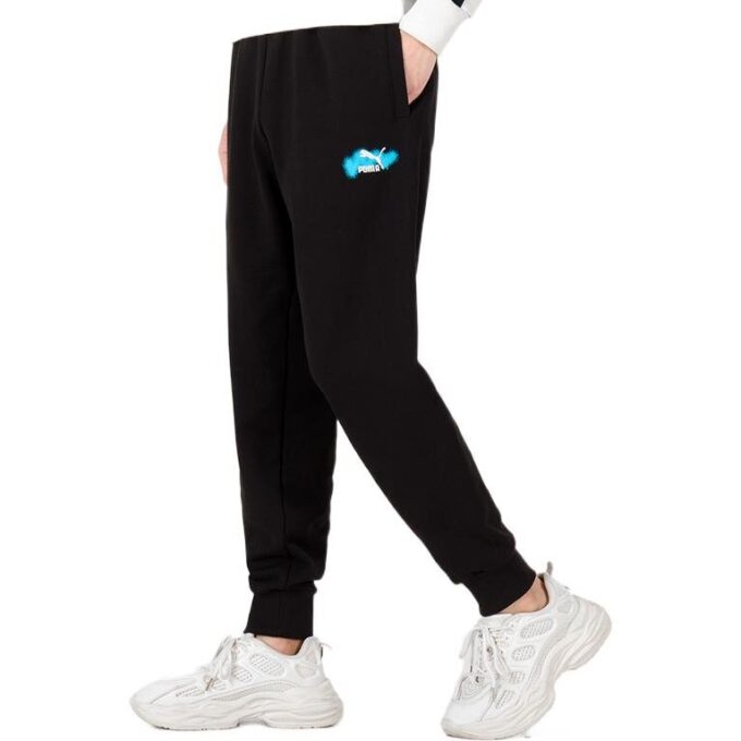 Pantalones negros con logo gráfico de tendencia