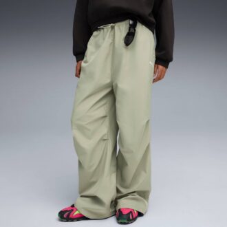 Pantalones paracaídas para mujer: esenciales para tu armario