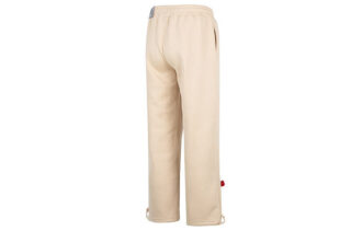 Pantalones rectos con insignia del equipo en beige
